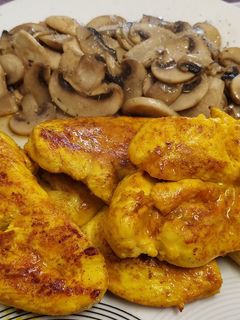 Una foto de Pechugas de pollo con cúrcuma y champiñones