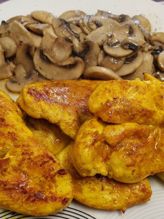 Una foto de Pechugas de pollo con cúrcuma y champiñones