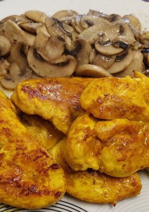 Una foto de Pechugas de pollo con cúrcuma y champiñones