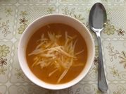 Una foto de sopa de caldito y agua