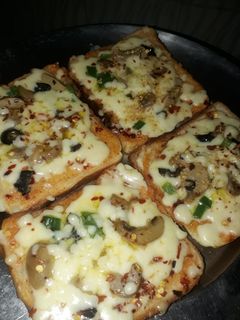 चीज पिज्जा टोस्ट (Cheese pizza toast recipe in hindi) रेसिपी मुख्य फोटो