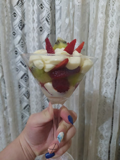 Una foto de Postre rápido! Frutas con crema chantilly...🍓🥝
