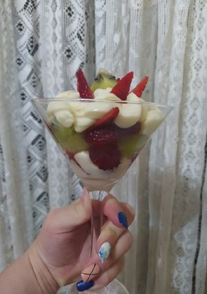Una foto de Postre rápido! Frutas con crema chantilly...🍓🥝