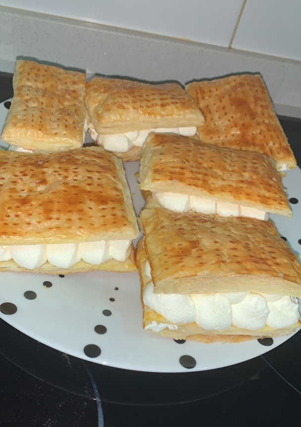 Una foto de Milhojas con nata
