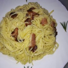 A picture of Spaghetti in cream sauce.