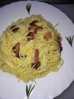 A picture of Spaghetti in cream sauce.