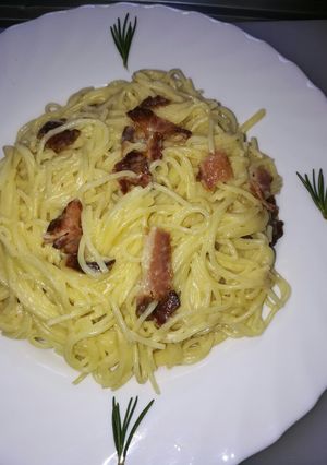 A picture of Spaghetti in cream sauce.