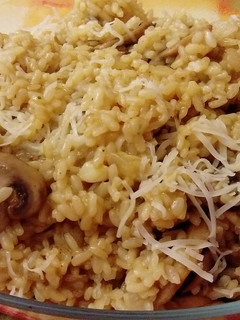 Una foto de Arroz cremoso con toque de curry, champiñones y queso...!!