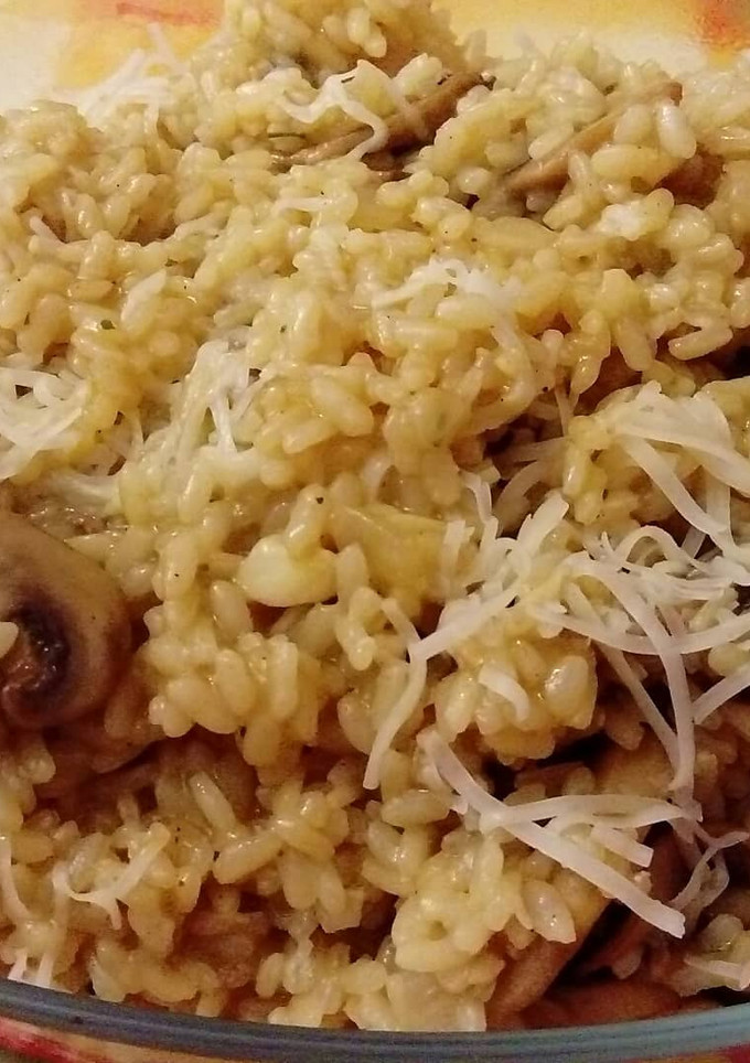 Una foto de Arroz cremoso con toque de curry, champiñones y queso...!!