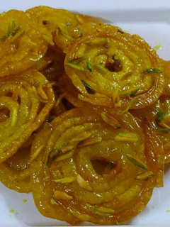 इंस्टेंट जलेबी (Instant Jalebi recipe in hindi) रेसिपी मुख्य फोटो