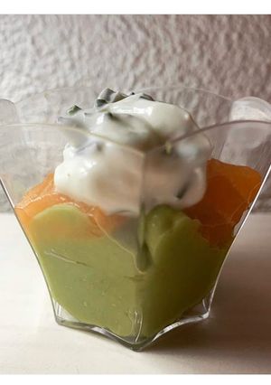 Une photo de Verrine avocat/saumon/crème à la ciboulette