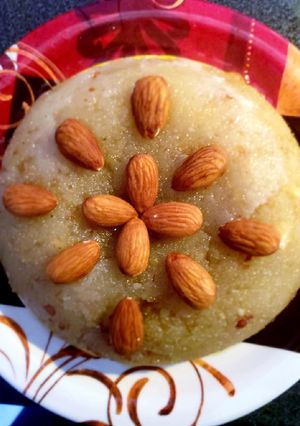 A picture of Suji badaam halwa.