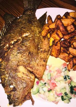 Une photo de Friture de banane et son poisson grillé