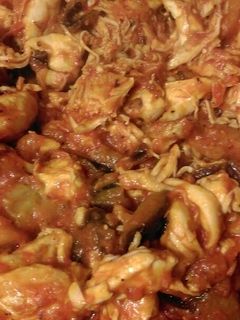 Una foto de Pollo bañado en salsa de berenjena y tomates
