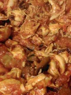 Una foto de Pollo bañado en salsa de berenjena y tomates