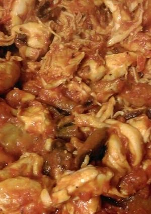 Foto principal de Pollo bañado en salsa de berenjena y tomates