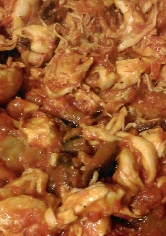Una foto de Pollo bañado en salsa de berenjena y tomates