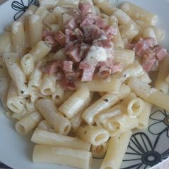 A picture of Pasta with gammon.