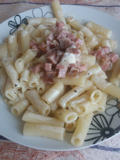 A picture of Pasta with gammon.