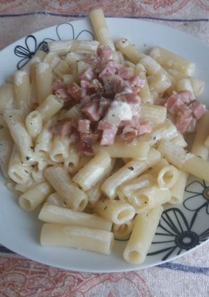 A picture of Pasta with gammon.