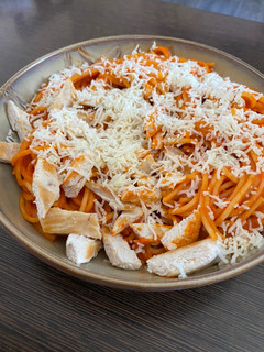 Una foto de Espaguetis a lo Piquillo con pollo