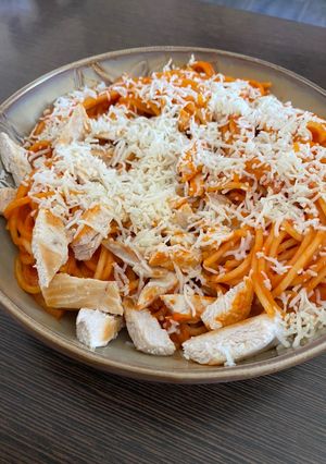 Una foto de Espaguetis a lo Piquillo con pollo
