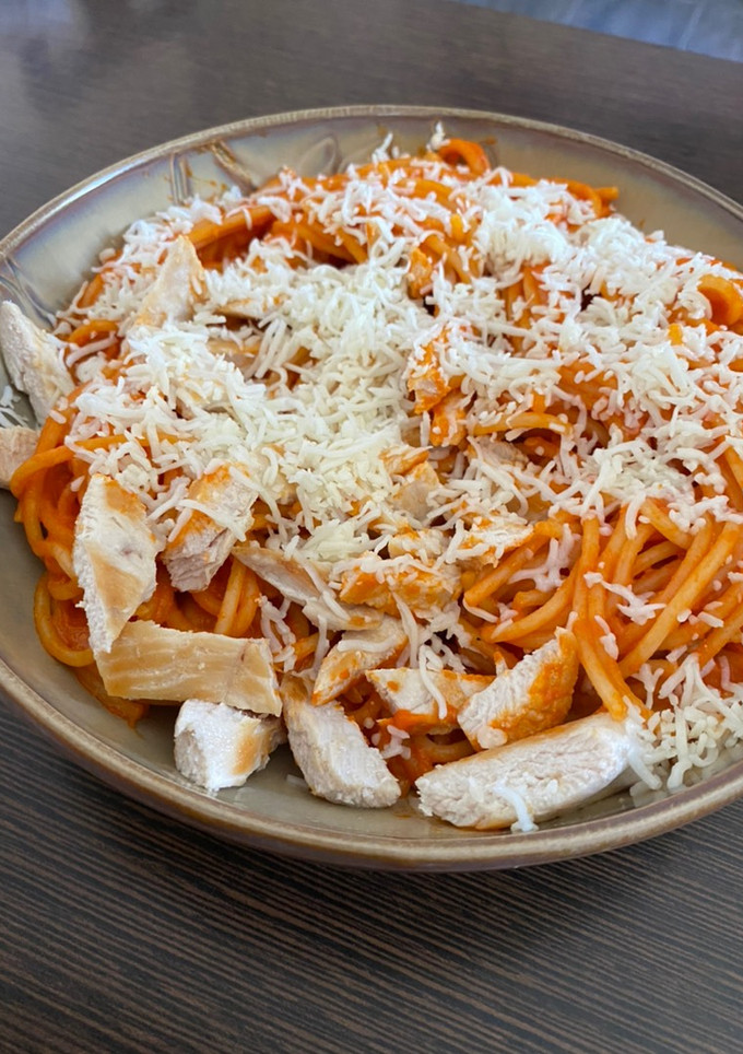 Una foto de Espaguetis a lo Piquillo con pollo