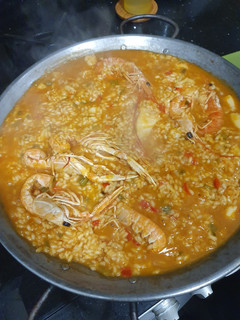 Una foto de Paella de cigalas, gambones, colas de langostino y sepia