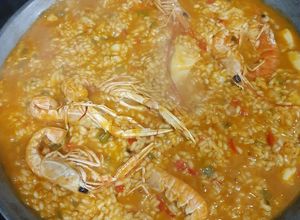 Una foto de Paella de cigalas, gambones, colas de langostino y sepia