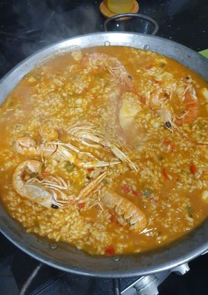Una foto de Paella de cigalas, gambones, colas de langostino y sepia