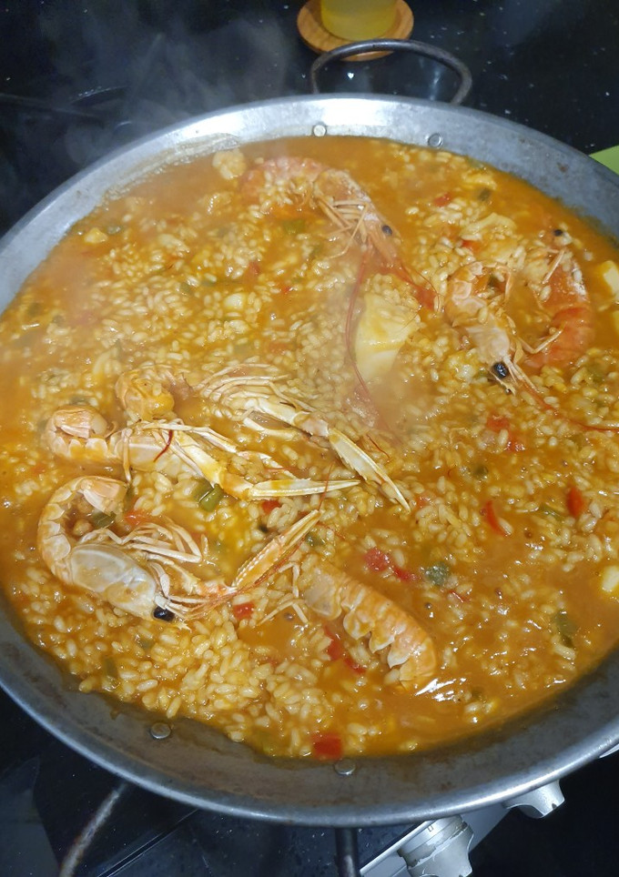 Una foto de Paella de cigalas, gambones, colas de langostino y sepia
