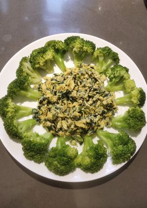 A picture of Spinach with Eggs.