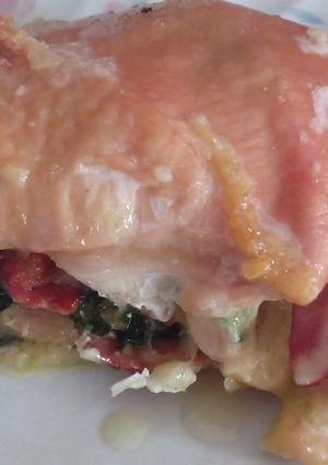 Una foto de Pollo con espinaca y tocineta (pollo a la florentina)