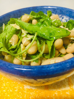 Una foto de 🥗ENSALADA🥗 DE RUCULA, POROTOS Y QUESO EN HEBRAS 😋👏🤗🥗