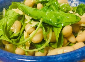 Una foto de 🥗ENSALADA🥗 DE RUCULA, POROTOS Y QUESO EN HEBRAS 😋👏🤗🥗
