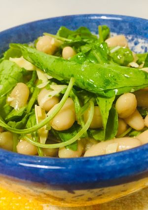 Una foto de 🥗ENSALADA🥗 DE RUCULA, POROTOS Y QUESO EN HEBRAS 😋👏🤗🥗