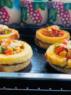 ক্রিস্পি চীজি পনির ভেজ টিক্কা ডিস্ক পিজ্জা (veg tikka disk pizza recipe in Bengali) রেসিপির প্রধান ছবি