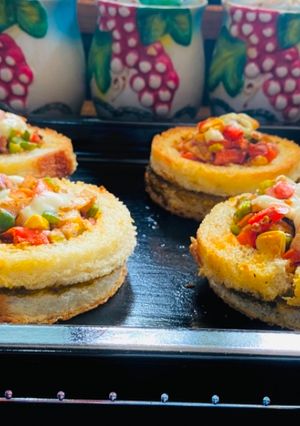 ক্রিস্পি চীজি পনির ভেজ টিক্কা ডিস্ক পিজ্জা (veg tikka disk pizza recipe in Bengali) রেসিপির প্রধান ছবি