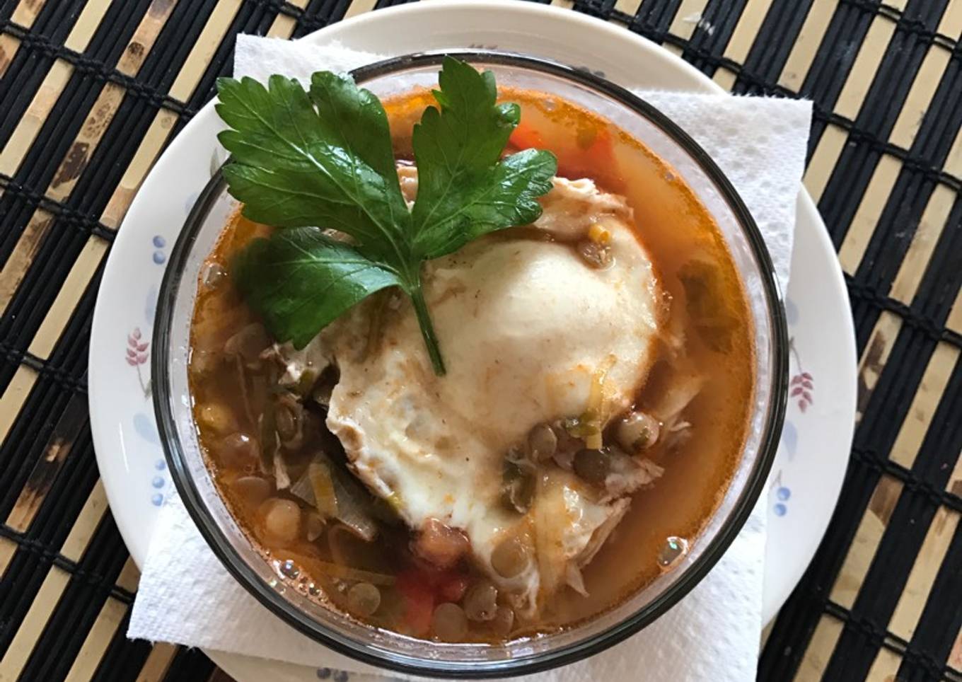 Sopa de lentejas con huevo