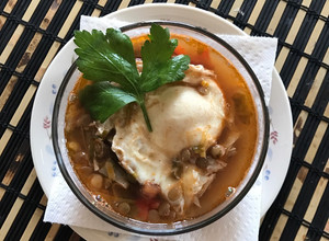 Una foto de Sopa de lentejas con huevo