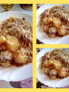 Una foto de Fideos con alitas adobadas