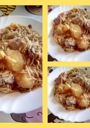 Una foto de Fideos con alitas adobadas