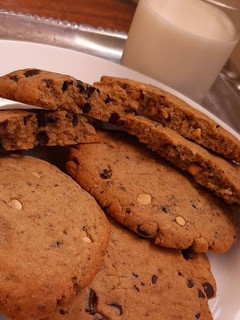 A picture of Chocolate chip Vanilla cookies.