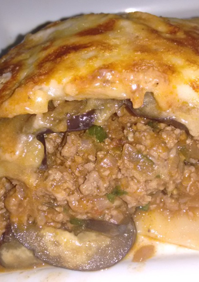 Una foto de Moussaka pastel de berenjenas y bolognesa