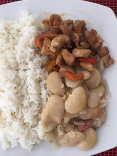 Una foto de Pallares con saltado de pollo (sabor peruano-oriental)