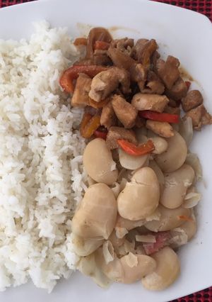 Una foto de Pallares con saltado de pollo (sabor peruano-oriental)