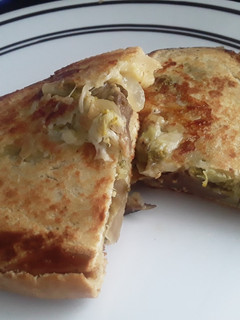 Una foto de 🥪🥖🧀🍆Sándwich de Bastones de berenjenas queso y cebolla!!!😋😜😝