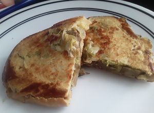 Una foto de 🥪🥖🧀🍆Sándwich de Bastones de berenjenas queso y cebolla!!!😋😜😝