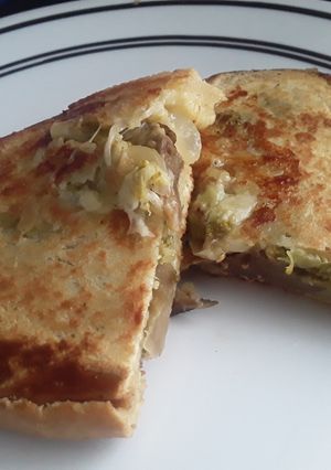 Una foto de 🥪🥖🧀🍆Sándwich de Bastones de berenjenas queso y cebolla!!!😋😜😝