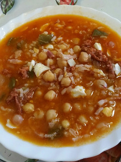 Una foto de Garbanzos guisados con arroz y más cosas